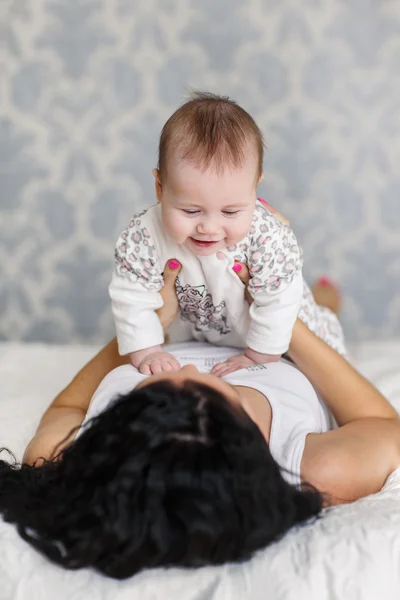 Portret van gelukkige moeder en kind in het huismilieu — Stockfoto