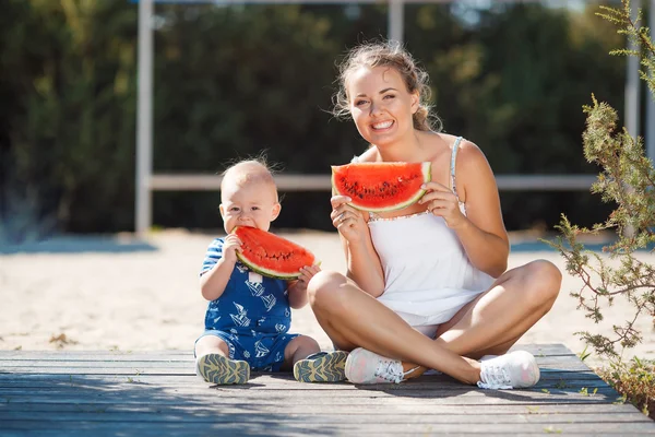 Mutter und kleiner Sohn, esse reife Wassermelone — Stockfoto