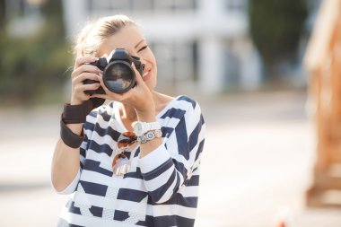 Güzel kadın fotoğrafçı ile dijital fotoğraf makinesi