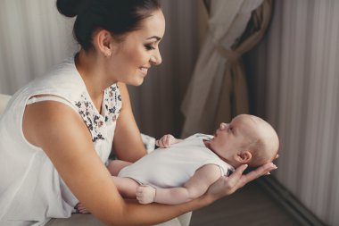 Mutlu anne ve ev ortamında çocuk portresi