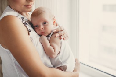 Mutlu anne ve ev ortamında çocuk portresi