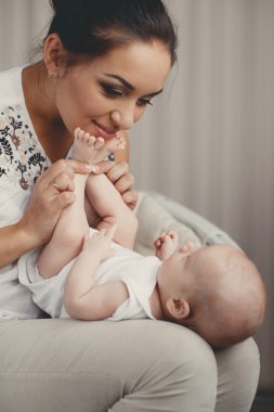 Mutlu anne ve ev ortamında çocuk portresi