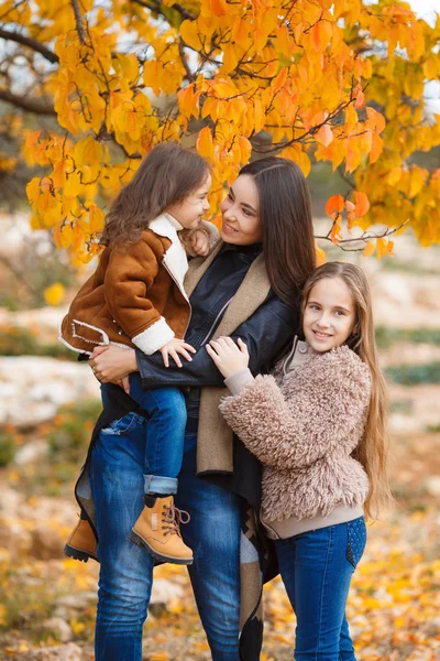 Family portrait of sisters in yellow autumn Park — Stockfoto