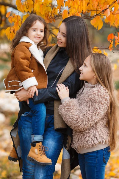 Retrato de família de irmãs em amarelo outono Parque — Fotografia de Stock