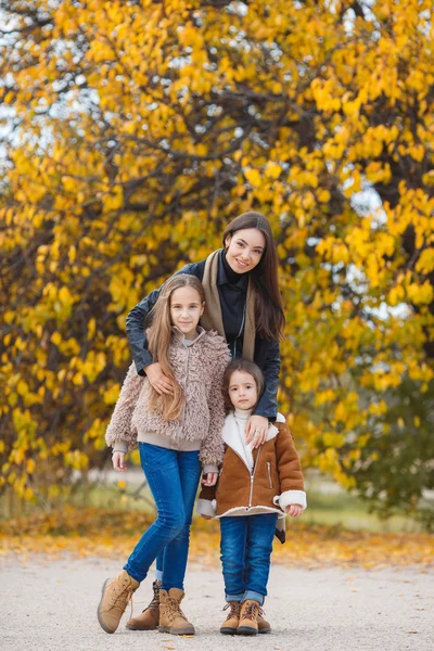 Family portrait of sisters in yellow autumn Park — ストック写真