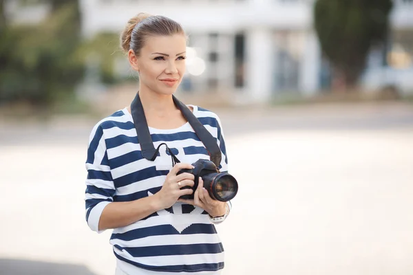 The beautiful female photographer with the digital camera — Stock Photo, Image