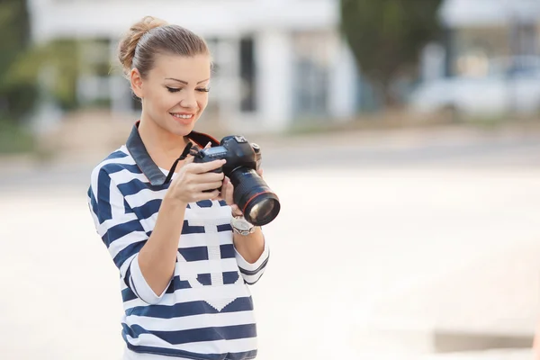 A bela fotógrafa feminina com a câmera digital — Fotografia de Stock