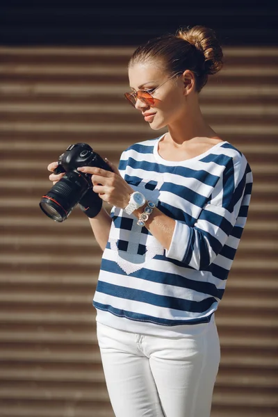 The beautiful female photographer with the digital camera — Stock Photo, Image