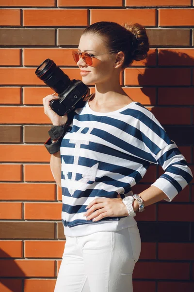 De mooie vrouwelijke fotograaf met de digitale camera — Stockfoto