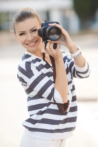 The beautiful female photographer with the digital camera — Stock Photo, Image