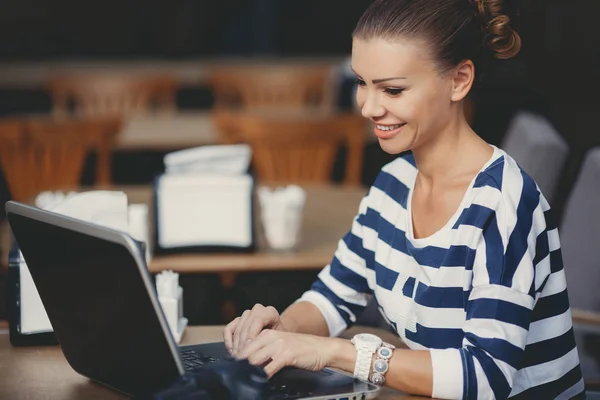 The young female photographer behind a little table in cafe — Stock Photo, Image