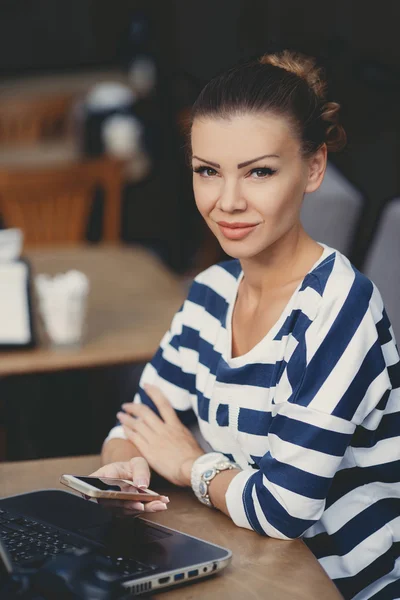 Chica con teléfono móvil en la cafetería — Foto de Stock