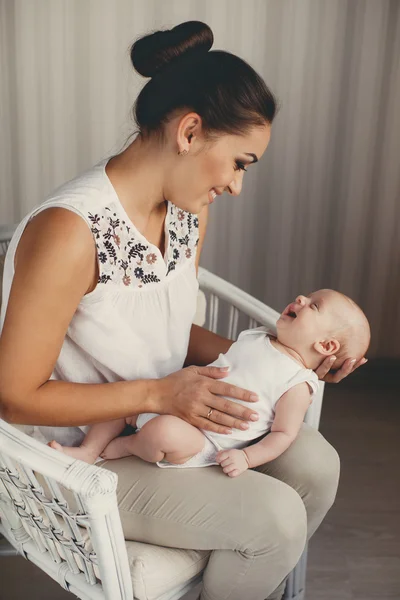 Porträt einer glücklichen Mutter und ihres Kindes im häuslichen Umfeld — Stockfoto