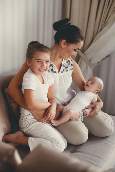 Portret van een moeder met twee kinderen thuis — Stockfoto