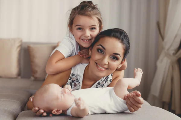 Retrato de uma mãe com dois filhos em casa — Fotografia de Stock