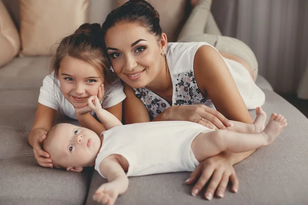 Retrato de uma mãe com dois filhos em casa — Fotografia de Stock