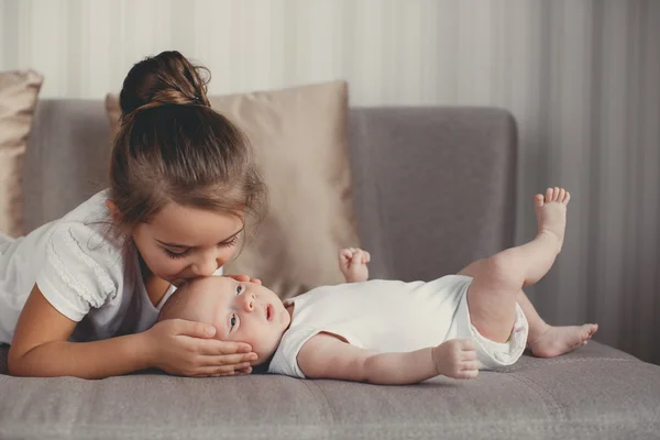 Liten flicka med en nyfödd lillebror — Stockfoto