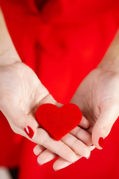 Glamour parlak makyaj ve kırmızı kalp el ile güzel güzel kadın portresi — Stok fotoğraf