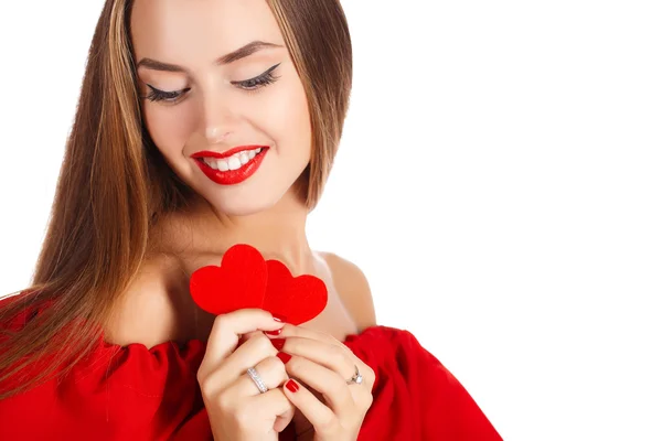 Portret van mooie prachtige vrouw met glamour lichte make-up en rood hart in hand — Stockfoto