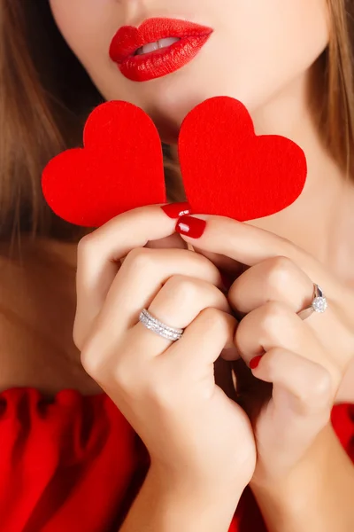 Retrato de hermosa mujer hermosa con glamour maquillaje brillante y corazón rojo en la mano — Foto de Stock