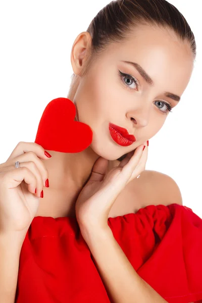 Porträtt av vackra underbara kvinna med glamour ljusa smink och rött hjärta i hand — Stockfoto