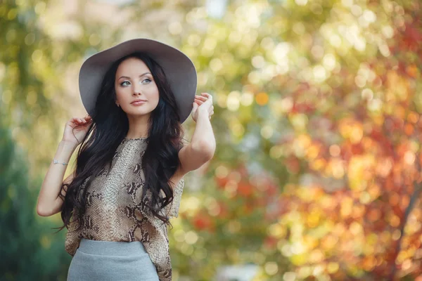 Fashionable girl in hat outdoor — Stock Photo, Image