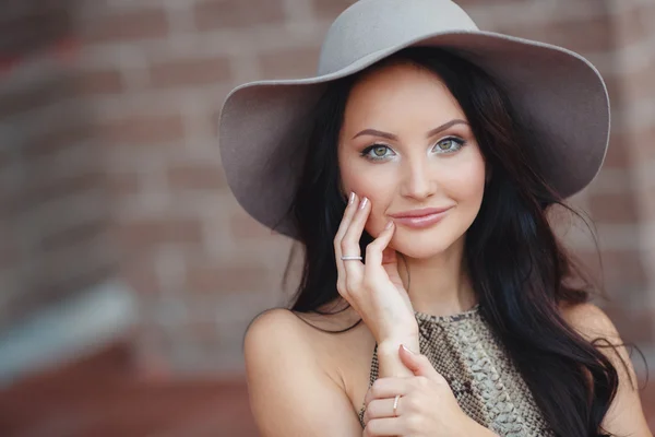 Fashionable girl in hat outdoor — Stock Photo, Image