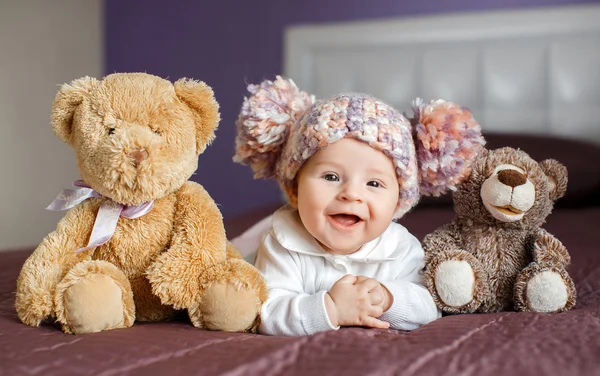 Портрет счастливого ребенка, ползающего по кровати — стоковое фото