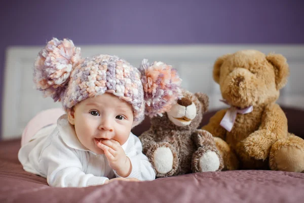 Retrato de un hermoso bebé con peluches — Foto de Stock