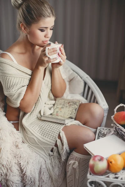 Home Porträt einer schönen Frau mit einer Tasse Tee — Stockfoto