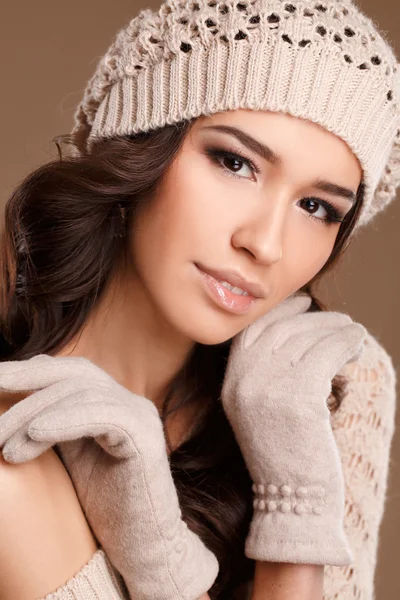 Ευτυχισμένη γυναίκα στο πλεκτό πουλόβερ και καπέλο. Φωτογραφία μόδας — Φωτογραφία Αρχείου