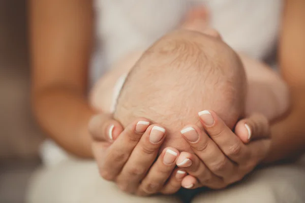 Щаслива мати тримає новонароджену дитину — стокове фото