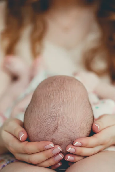 Mère heureuse tenant un nouveau-né — Photo
