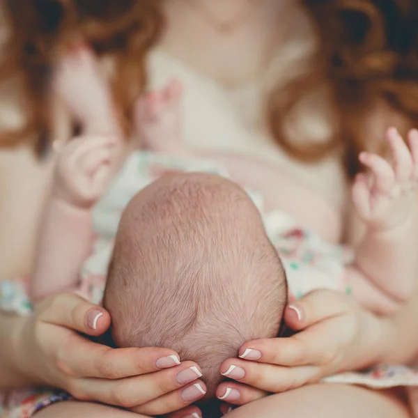 Happy mother holding a newborn child — Stock Photo, Image