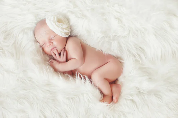 Close-up retrato de um lindo bebê adormecido. — Fotografia de Stock