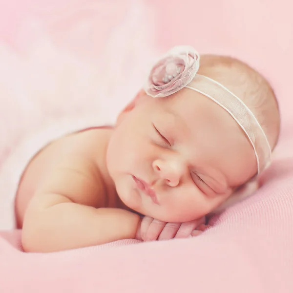 Close-up portrait of a beautiful sleeping baby. — Stock Photo, Image