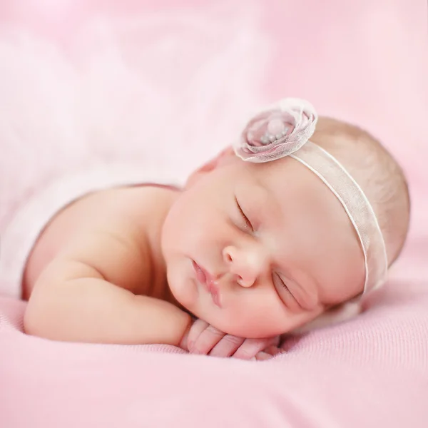 Retrato de cerca de un hermoso bebé dormido. — Foto de Stock