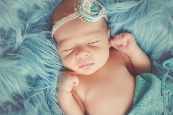 Közeli kép egy gyönyörű alvó babáról. — Stock Fotó