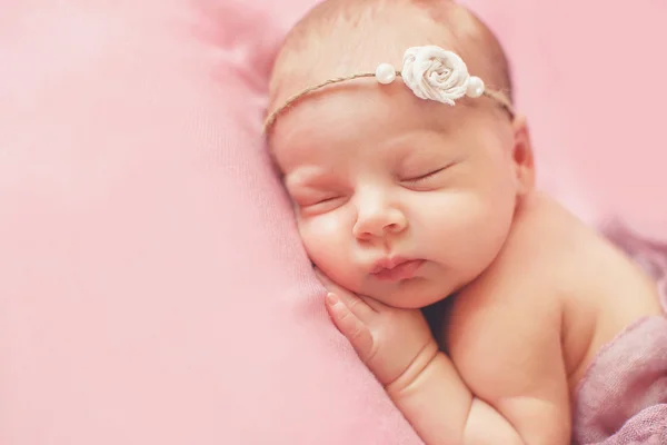 Retrato de cerca de un hermoso bebé dormido. — Foto de Stock