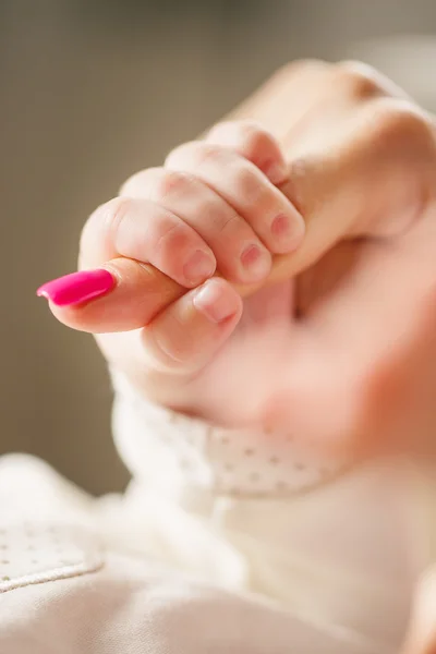 Bebê recém-nascido segurando o dedo da mãe — Fotografia de Stock