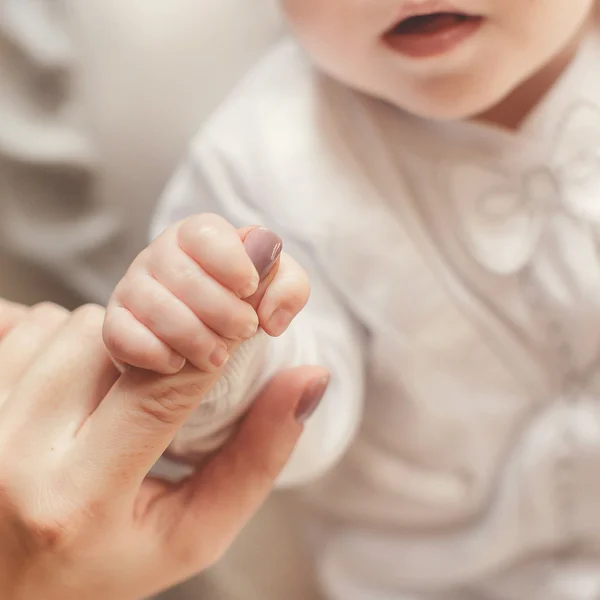 Bebé recién nacido sosteniendo el dedo de la madre — Foto de Stock