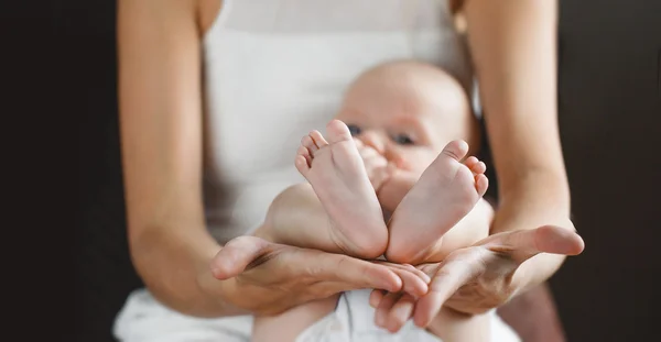 Lycklig mamma håller ett nyfött barn — Stockfoto