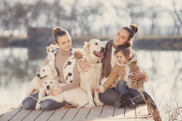 Glückliche Familie mit Haustieren in der Nähe des Sees — Stockfoto