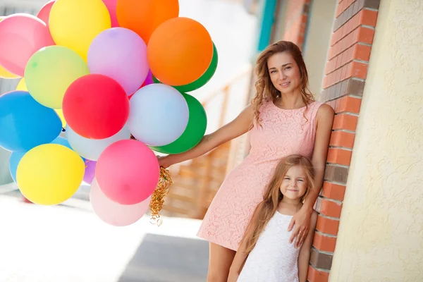 Mãe e criança com balões coloridos — Fotografia de Stock