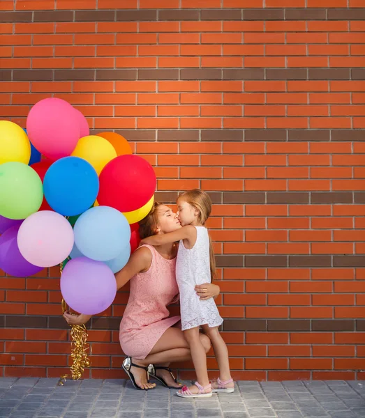 Мать и ребенок с цветными воздушными шарами — стоковое фото