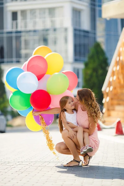 Matka a dítě s barevnými balónky — Stock fotografie