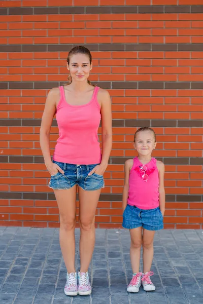 Happy mother and her daughter playing outdoors in summer. — Zdjęcie stockowe