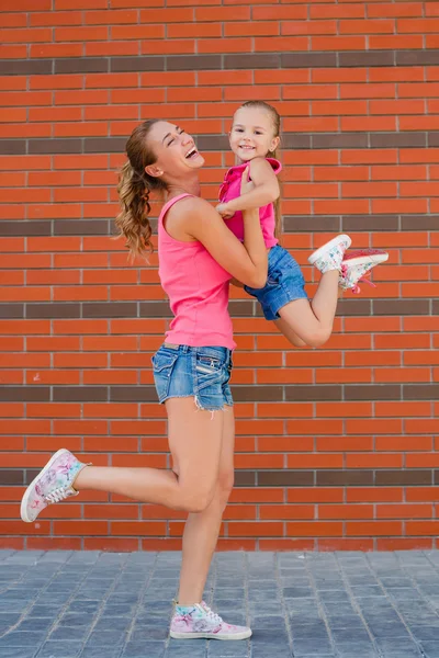 Happy mother and her daughter playing outdoors in summer. — Stock fotografie