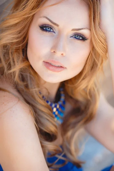 Summer portrait of beautiful red-haired woman. — Stock fotografie