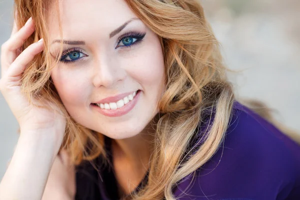 Summer portrait of beautiful red-haired woman. — Stockfoto